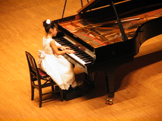 2010年12月19日　記念演奏女子 008.jpg